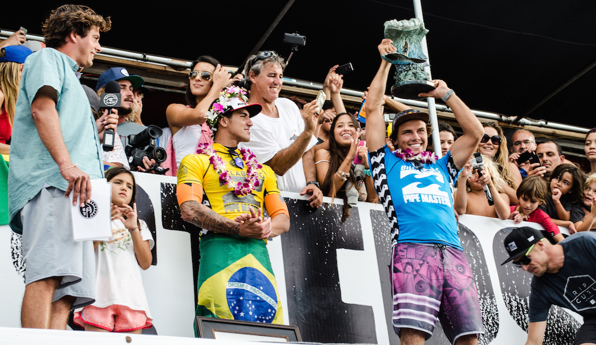 A winner salutes the winner. Photo: <a href=\"https://www.danlemaitrephoto.com\">Dan LeMaitre</a>