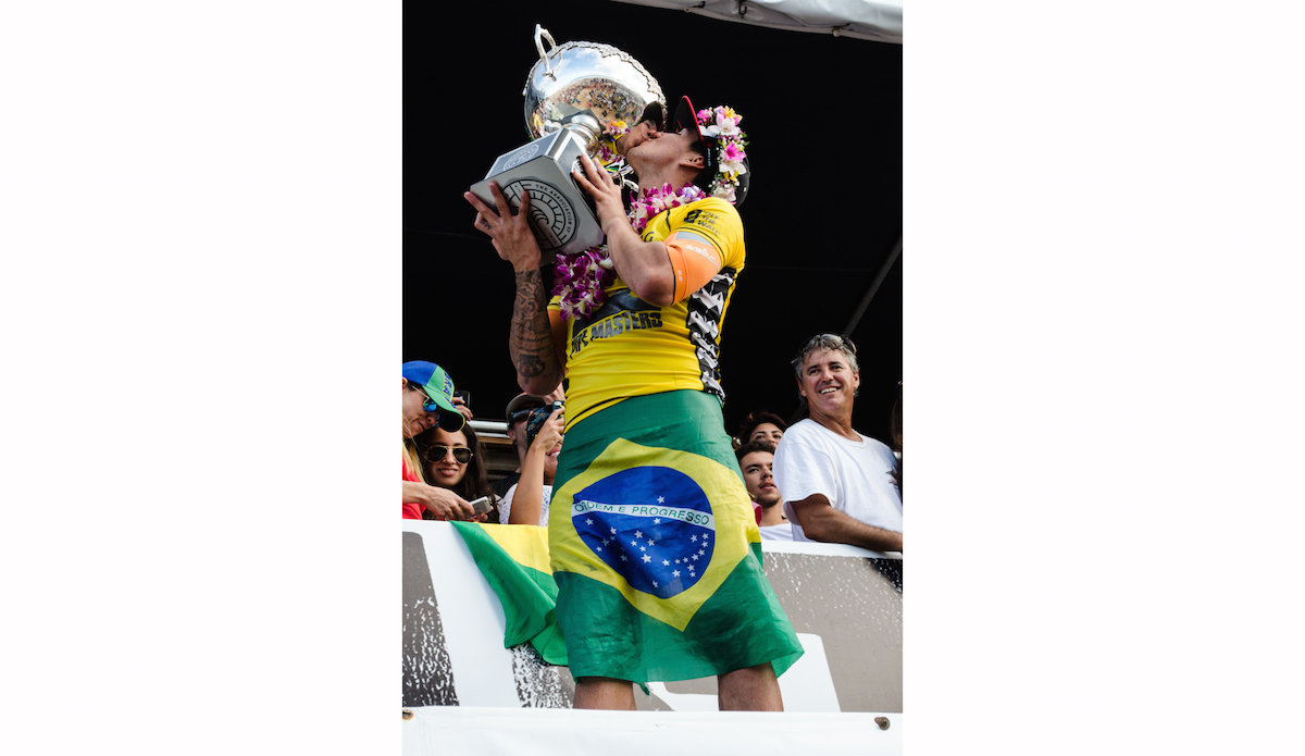 Sweetest kiss of 2014. Photo: <a href=\"https://www.danlemaitrephoto.com\">Dan LeMaitre</a>