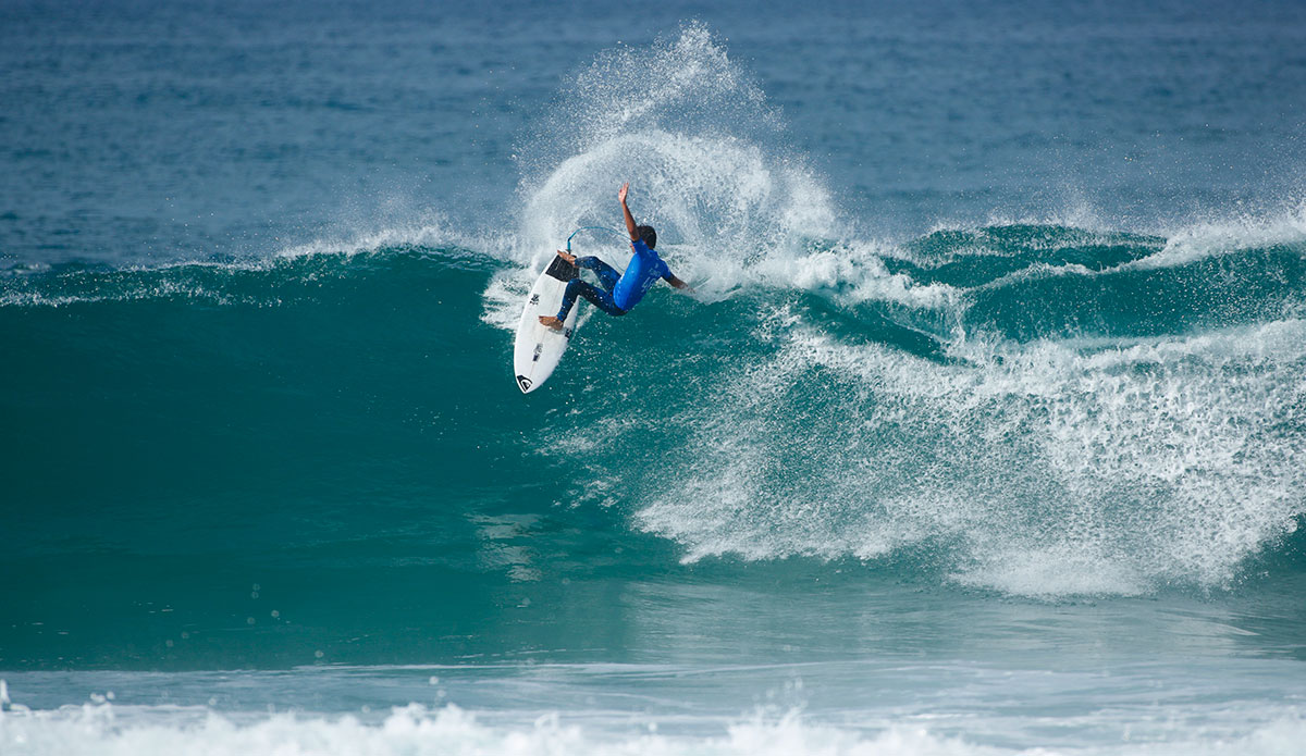 Jeremy Flores. Image:<a href=\"https://www.instagram.com/damien_poullenot/\">Poullenot</a>/<a href=\"https://www.worldsurfleague.com/\">WSL</a>