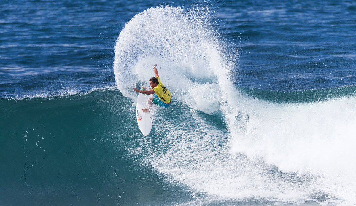 Vasco Ribeiro of Portugal winning his Round 3 heat, posting a near perfect 9.37 ride to advance into Round 4. Photo: <a href=\"https://www.aspworldtour.com/\">ASP</a>/Cestari
