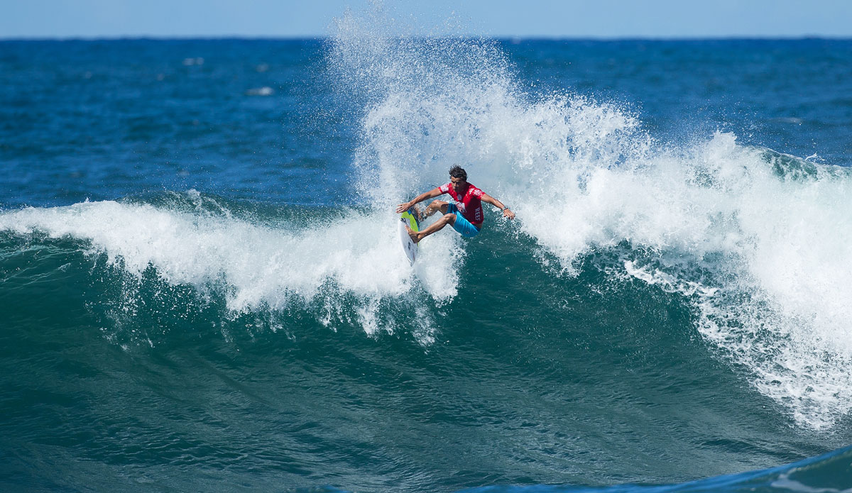  Julian Wilson winning his Round 3 heat with excellent 8.57 and 9.20 scores. Wilson advances into Round 4.  Photo: <a href=\"https://www.aspworldtour.com/\">ASP</a>/Cestari