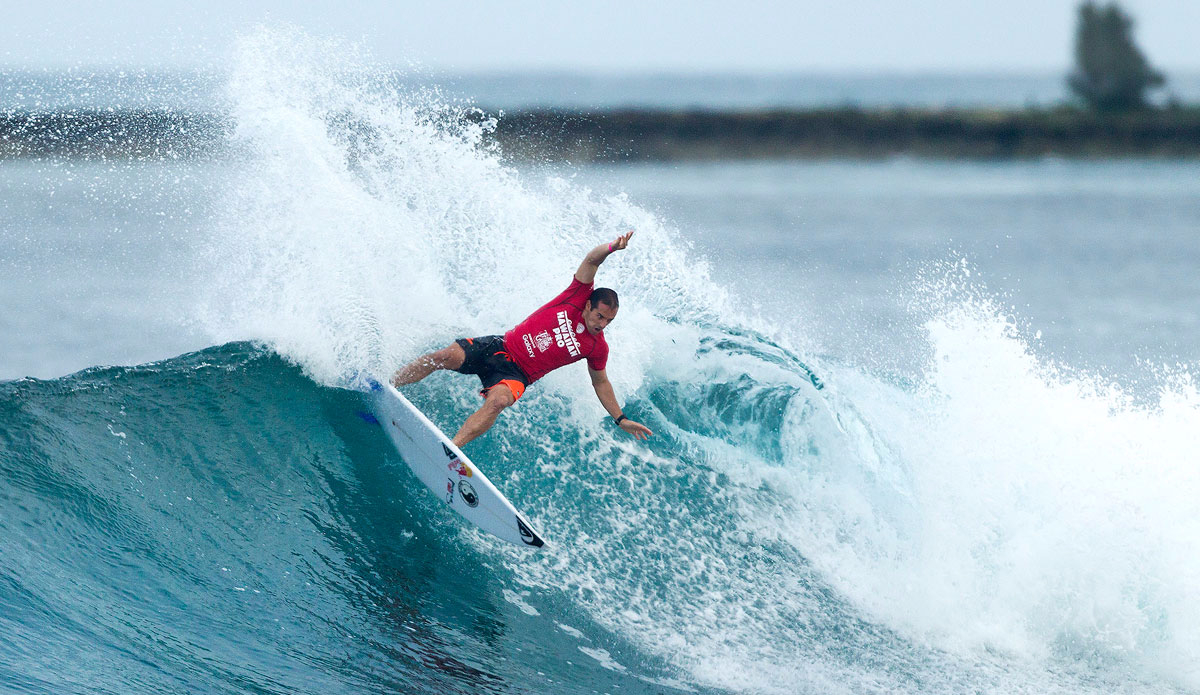 Tiago Pires of Portugal (pictured) placing second in his Round 1 heat at the Hawaiian Pro, Ali\'i Beach Park, Haleiwa, Hawaii on Wednesday November 18, 2015. Photo: Masurel/<a href=\"https://www.worldsurfleague.com/\">WSL</a>