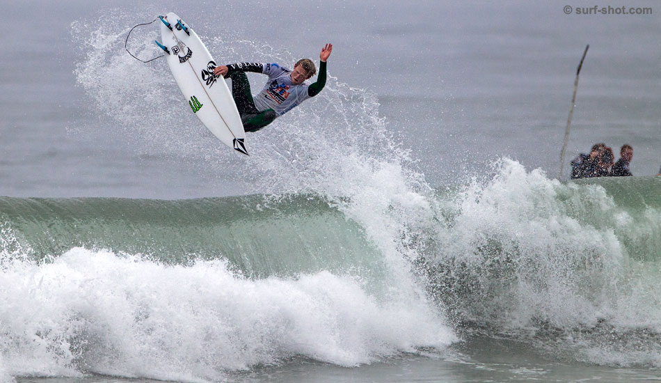 Not to be outdone, Dusty Payne used the rampy conditions to put on a show. Photo: Chuck Schmid/<a href=\"https://surf-shot.com/\" target=\"_blank\">Surf-Shot.com</a>