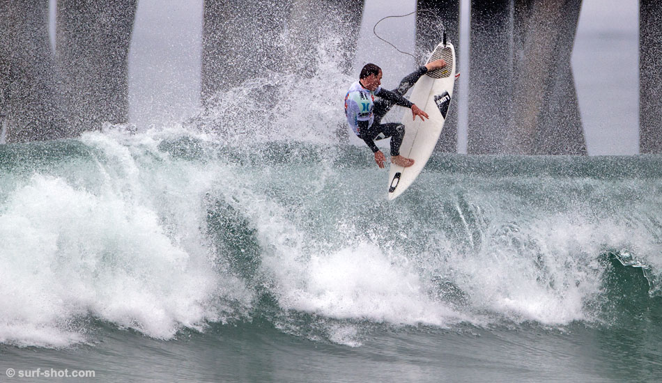 Royden Bryson, extended. Photo: Chuck Schmid/<a href=\"https://surf-shot.com/\" target=\"_blank\">Surf-Shot.com</a>