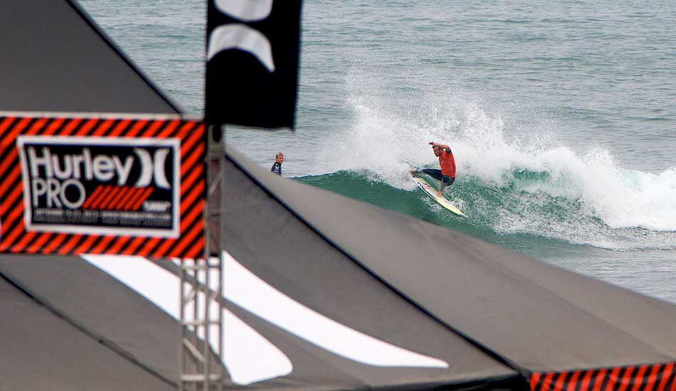 Taj Burrow releasing his fins in front of Kolohe Andino during their Day 3 heat. Photo: <a href=\"https://www.driftwoodfoto.com/\">Benjamin Ginsberg</a>