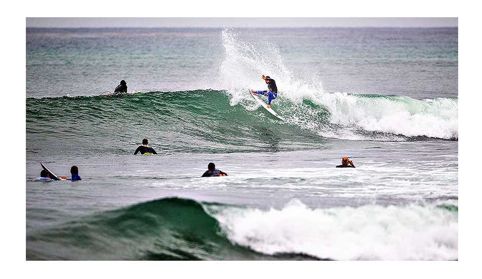 Alejo Muniz showing the kiddies how it\'s done pre-8am horn. Photo: <a href=\"https://thehurleypro.com/\">Hurley</a>