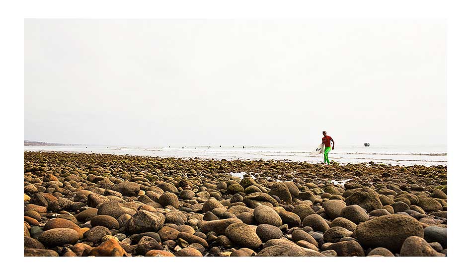 Julian Wilson makes his way in doing the rock dance on a extremely low tide. Photo: <a href=\"https://thehurleypro.com/\">Hurley</a>