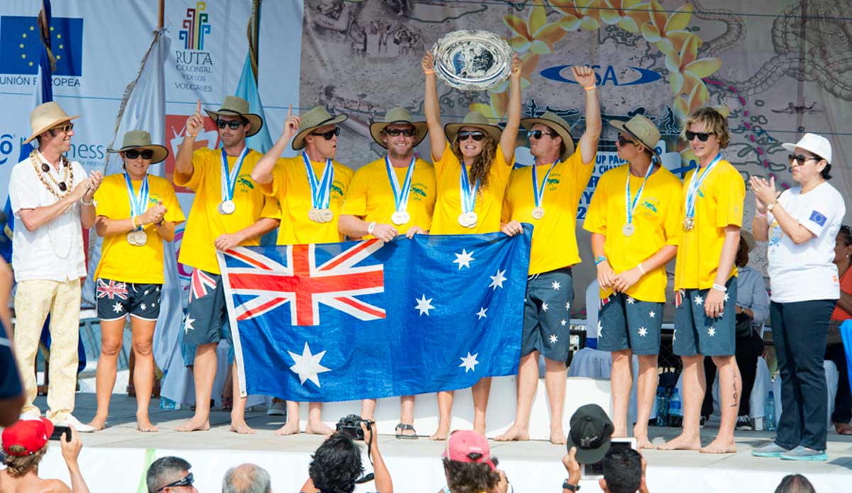 Team Australia in the winner\'s circle for the third time in a row. Photo: <a href=\"https://www.isasurf.org/\"> ISA | Tweddle</a>