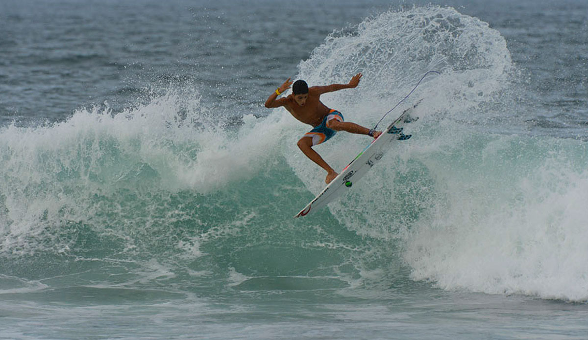 Giving the event site a once-over during a freesurf. Photo: <a href=\"https://www.isasurf.org/\">ISA | Tweddle</a>