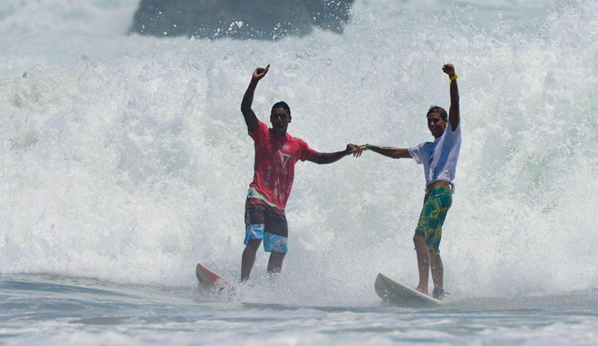 \'Cause we\'re buddies...Brazil\'s Elivelton Santos and Luan Wood. Photo: <a href=\"https://www.isasurf.org/\">ISA | Tweddle</a> 