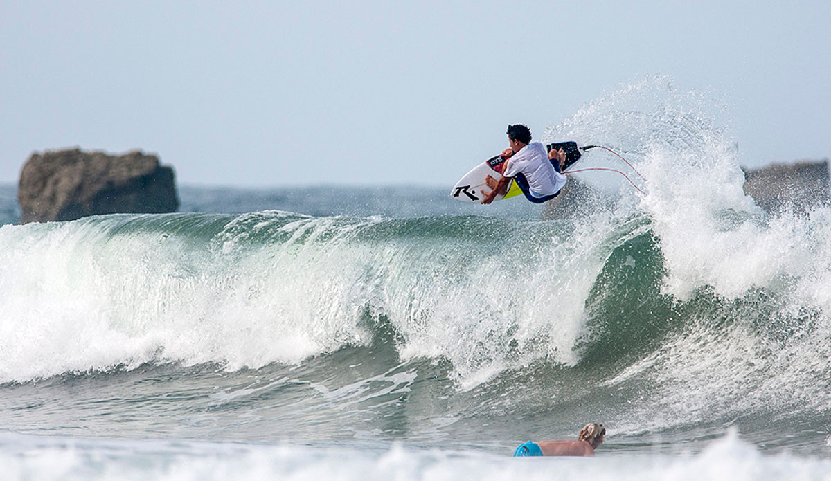 Free surf frontside air. Photo: <a href=\"https://www.isasurf.org/\">ISA | Rommel</a>