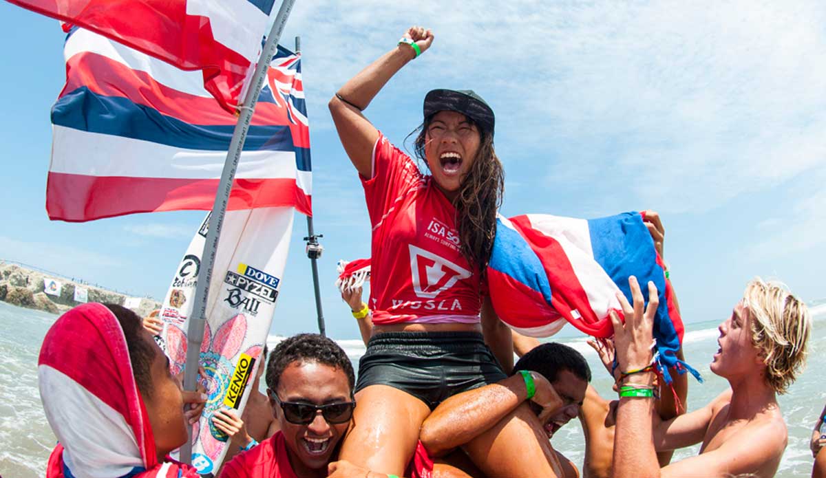 Hawaii\'s Mahina Maeda getting the human chair up the beach. Photo: <a href=\"https://www.isasurf.org/\">ISA | Rommel</a>