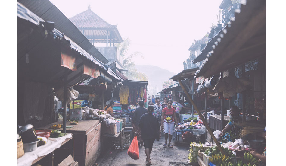 Morning markets at the crack of dawn. Photo: <a href= \"https://www.jasoncorrotophoto.com/\">Jason Corroto</a>
