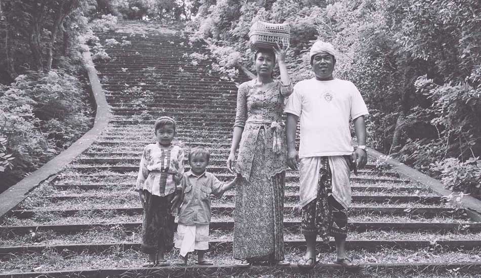 A few moments before I got attacked by monkeys. A local family on their way to a ceremony. Photo: <a href= \"https://www.jasoncorrotophoto.com/\">Jason Corroto</a>
