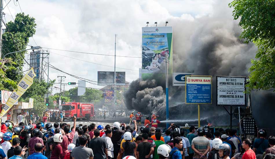 Not every day you see a tire store go up in the flames! Traffic was heavy. Photo: <a href= \"https://www.jasoncorrotophoto.com/\">Jason Corroto</a>