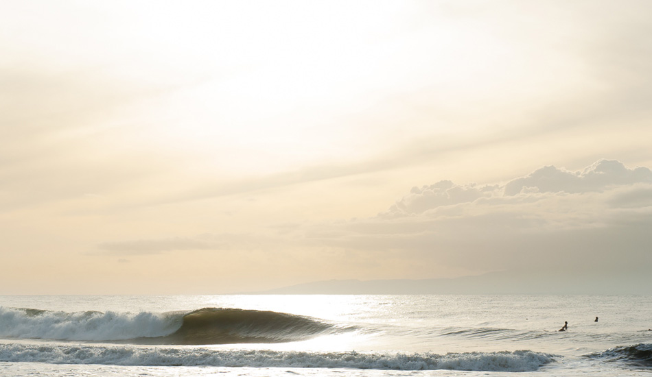 Keramas early morning shine and a lone peak. Photo: <a href= \"https://www.jasoncorrotophoto.com/\">Jason Corroto</a>