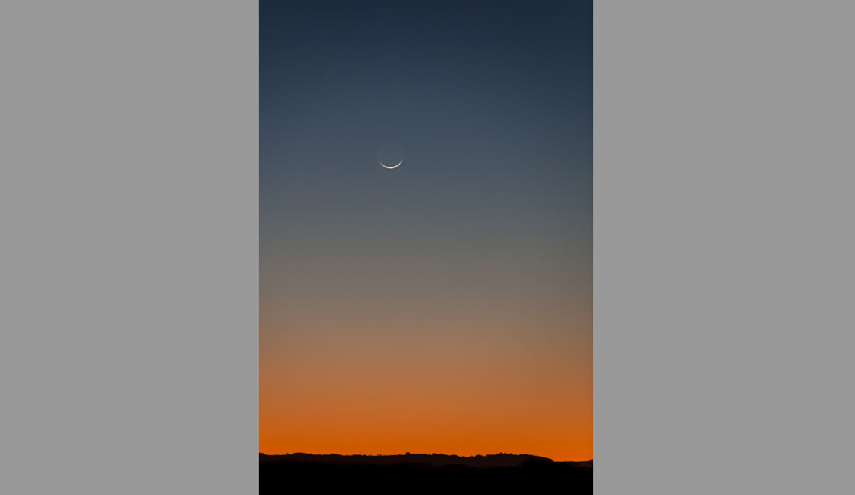 Crescent Moonset from Greenmount Beach. Photo: <a href=\"http://jessethompsonphotographer.com/\"> Jesse Thompson</a>