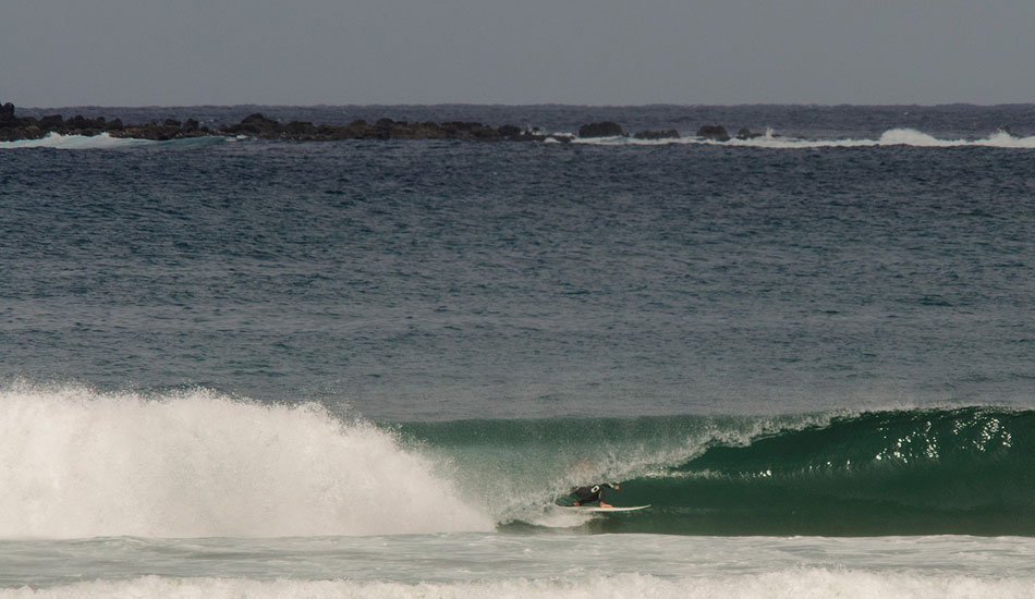 Mundaka. It\'s love. Photo: <a href= \"https://joaobracourt.com/\" target=_blank>Joao Bracourt.</a>
