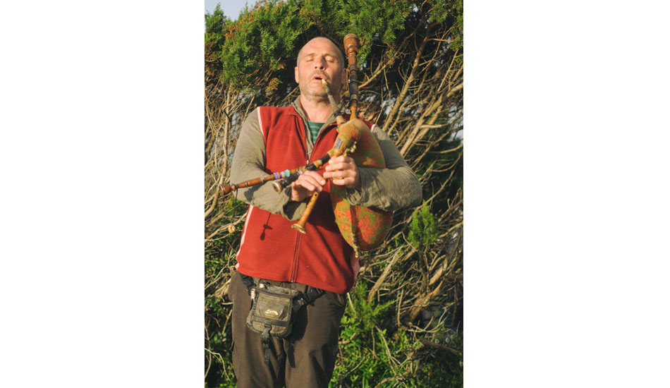 Juan Gaitero completed the energetic atmosphere with his music. Photo: <a href= \"https://joaobracourt.com/\" target=_blank>Joao Bracourt.</a>