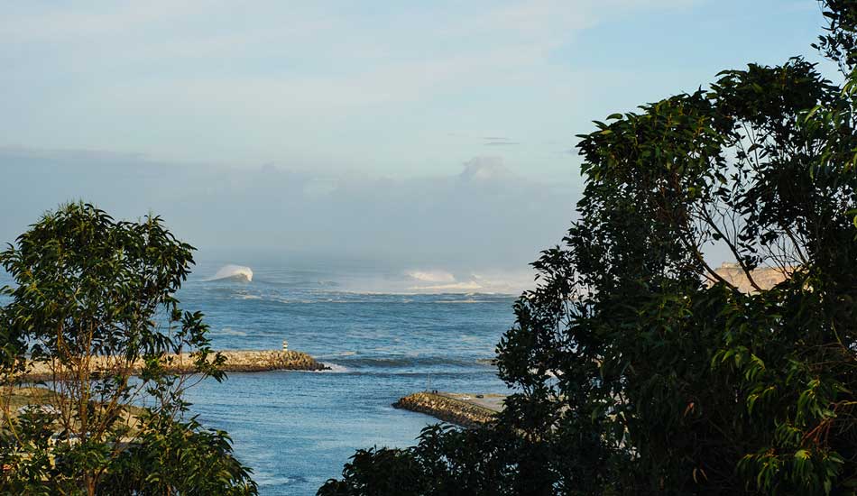 An early morning check revealed a very consistent swell. Photo: <a href= \"https://joaobracourt.com/\" target=_blank>Joao Bracourt.</a>
