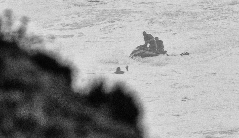 Carlos being rescued himself. Photo: <a href= \"https://joaobracourt.com/\" target=_blank>Joao Bracourt.</a>