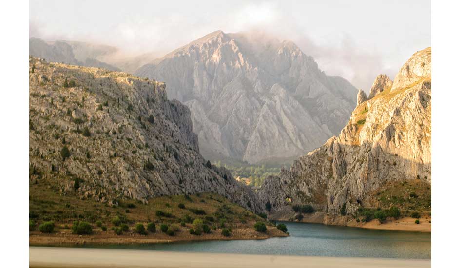 Picos da Europa. Fresh Air. Photo: <a href= \"https://joaobracourt.com/\" target=_blank>Joao Bracourt</a>