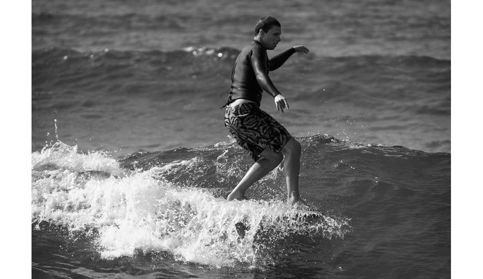 Remi Arauzo hanging five. Photo: <a href= \"https://joaobracourt.com/\" target=_blank>Joao Bracourt</a>