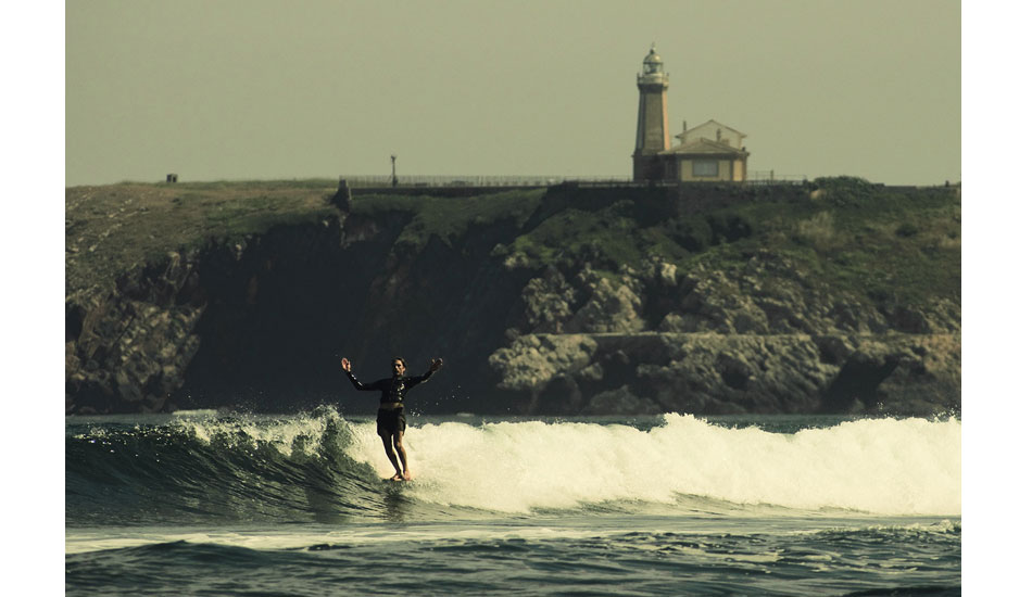 Robin hanging 10. Photo: <a href= \"https://joaobracourt.com/\" target=_blank>Joao Bracourt</a>
