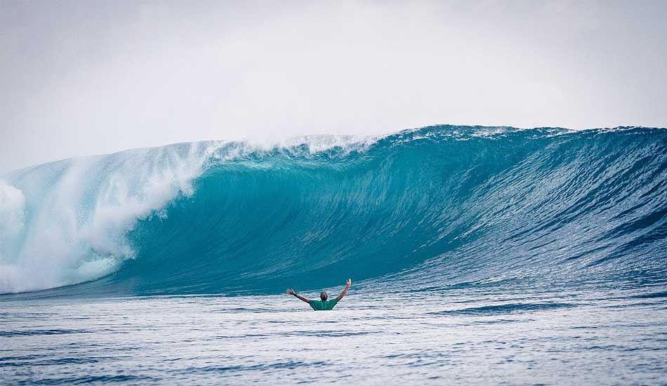 And in the blue corner, we have Kandui. Paul Clark squaring up to his heavyweight opponent only 30 minutes before suffering a horrific shoulder dislocation and almost a year out of the water. Photo: <a href=\"https://johnbarton.net.au/\">John Barton</a>