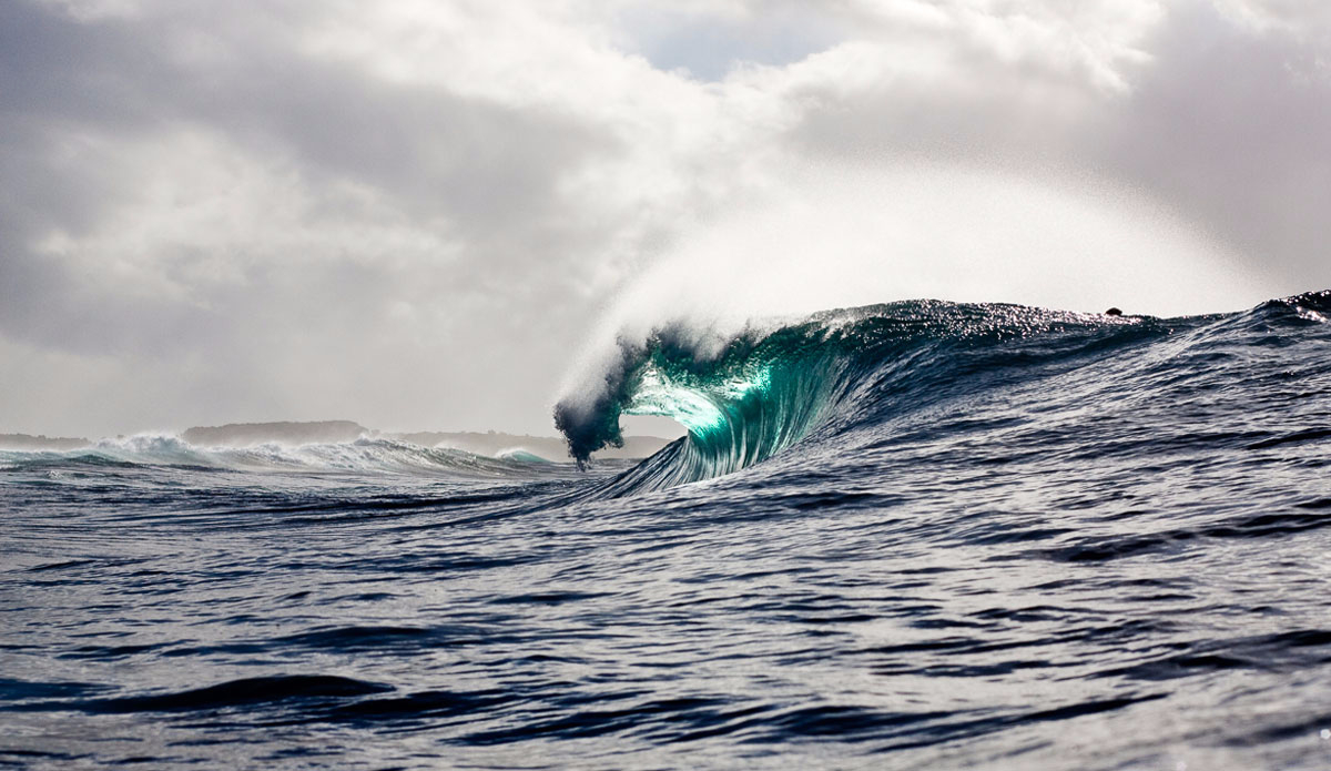 The claw. Empty offshore waves on the South Coast.  Photo: <a href=\"https://www.jonwrightphoto.com\">JonWrightPhoto.com</a>