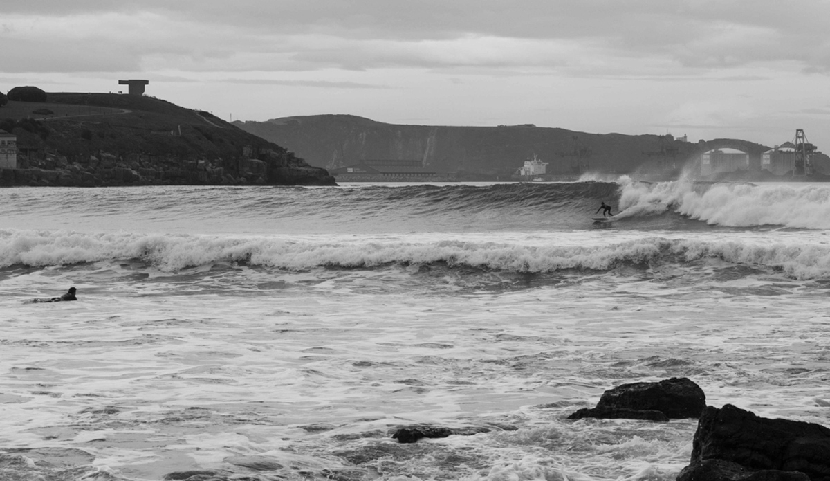 Good waves underneath Chillidas\' artwork. Photo: <a href=\"https://www.instagram.com/northmorla\">@NorthMorla</a>