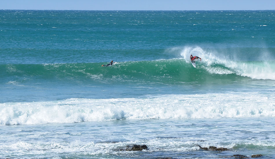 Englishman Karl Ward throws the tail at Jeffery’s Bay, SA. Photo: <a href=\"https://www.16images.com.au\">Steen Barnes</a>