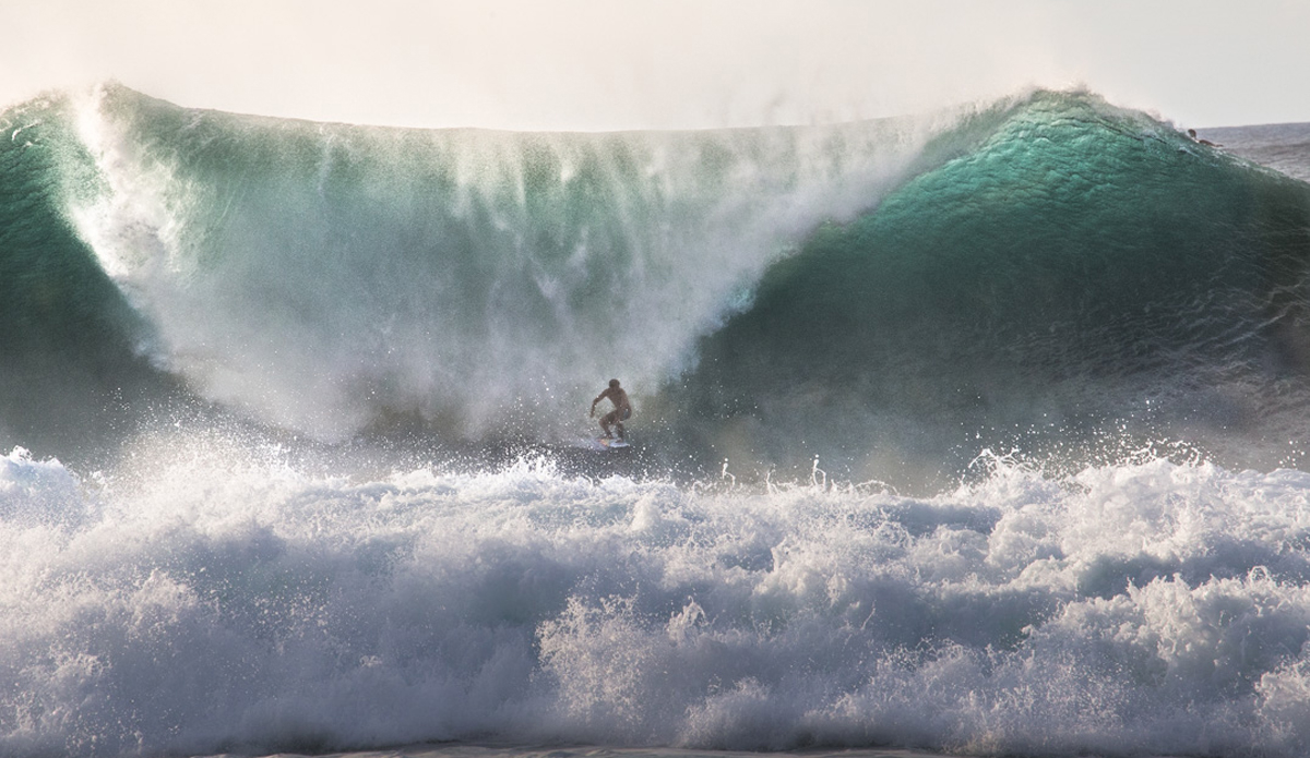 Large mutant wave wedging at Pipeline.