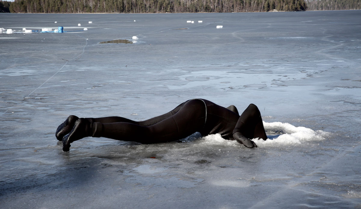 Freediver Igor Liberati getting his face use to the cold water. Photo: <a href=\"https://liabarrettphotography.com/\" target=_blank>Lia Barrett</a>