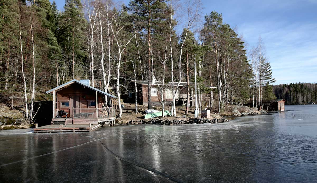 A view of the sauna from the ice. Photo: <a href=\"https://liabarrettphotography.com/\" target=_blank>Lia Barrett</a>