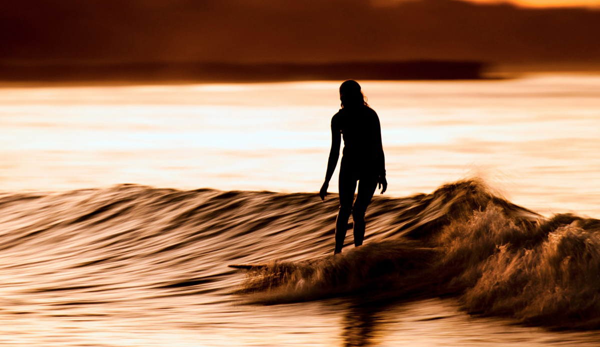 One last wave as the sun goes down. Photo: <a href=\"https://www.kanebrownphoto.com/#1\">Kane Brown</a>