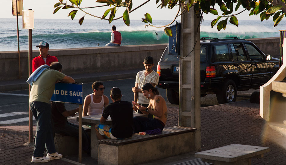 Only one of these spectators is looking at the right thing. Photo: <a href= \"https://joaobracourt.com/\" target=_blank>Joao Bracourt.</a>