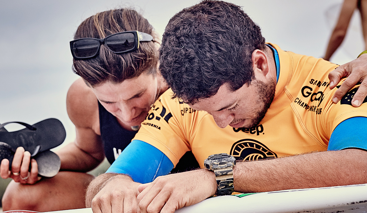 Former Jeep Ratings leader Adriano de Souza says a little prayer to keep the gold jersey heading into France. Photo: <a href=\"https://santiagobisso.com\">Santiago Bisso</a>