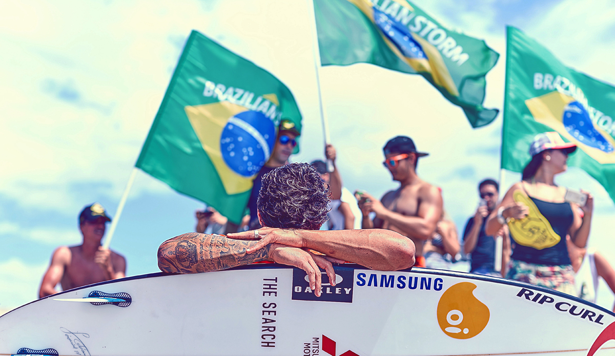 Gabriel Medina meditates among the wild, boisterous crowd. Photo: <a href=\"https://santiagobisso.com\">Santiago Bisso</a>