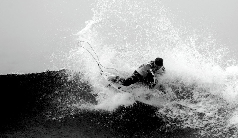 To the exaltation of a crowded, rocky shore, Brett Simpson took out both Kelly Slater and Dane Reynolds in his Round 1 heat. Photo: <a href=\"https://www.driftwoodfoto.com/\">Benjamin Ginsberg</a>