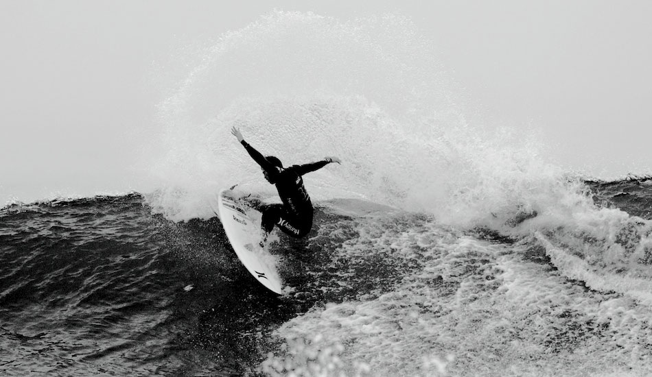 The fog rolled in and a hold was called during Alejo Muniz\'s heat, though that didn\'t stop him from releasing his fins in a series of massive turns and airs. Photo: <a href=\"https://www.driftwoodfoto.com/\">Benjamin Ginsberg</a>