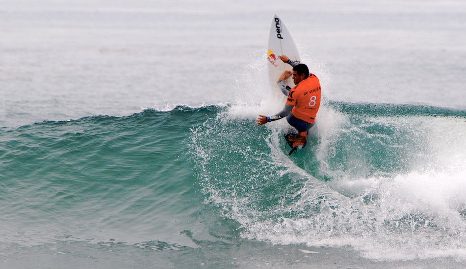 When the fog finally cleared, all eyes were on Adriano De Souza\'s massive vertical hits. Photo: <a href=\"https://www.driftwoodfoto.com/\">Benjamin Ginsberg</a>