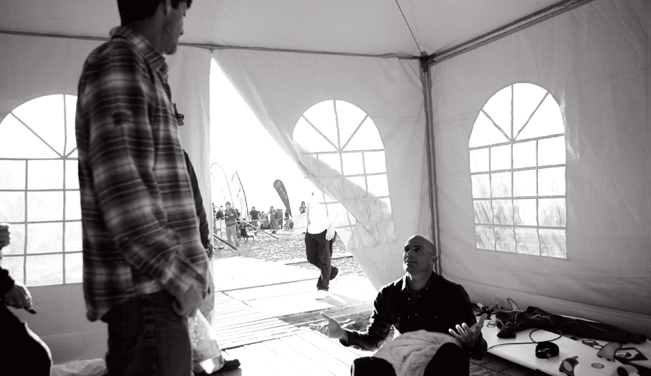 Mike Parsons and Kelly Slater argue over a wave score in Spain, 2009. Photo: <a href=\"https://www.luciagriggi.com\" target=\"_blank\">Lucia Griggi</a>
