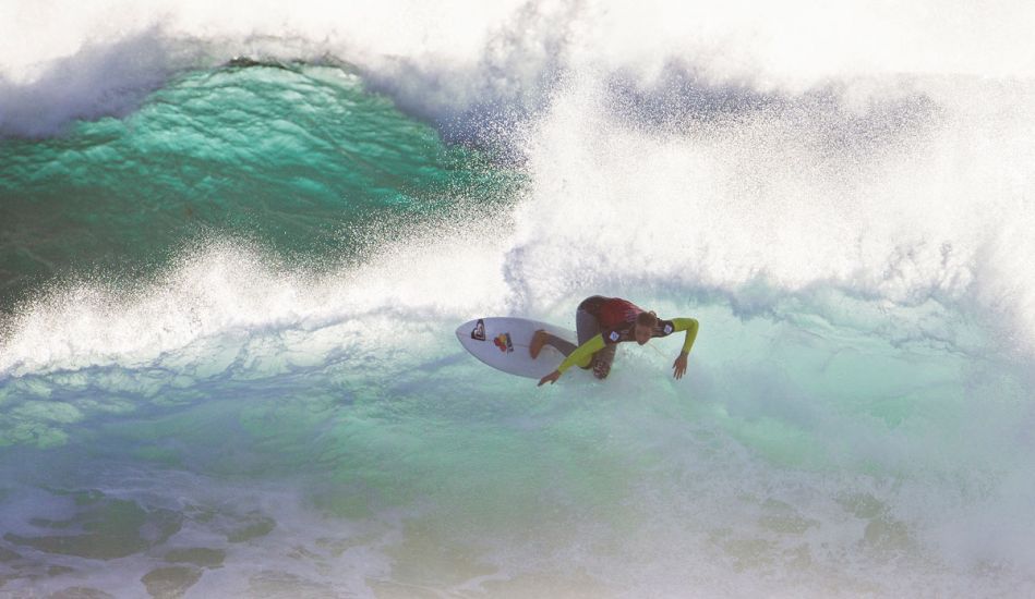 Bianca Buitendag sidefloats a section while another set rolls in behind. Photo: <a href=\"https://www.aspworldtour.com/\">ASP/Kirstin</a>