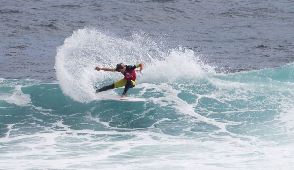 Courtney Conlogue shows how she plans on movin\' on up. Photo: <a href=\"https://www.aspworldtour.com/\">ASP/Cestari</a>