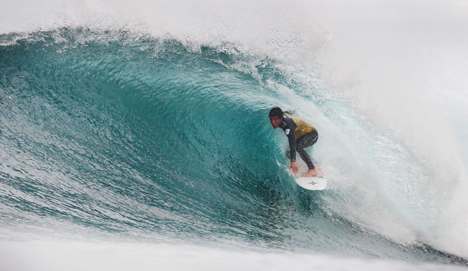 Filipe Toledo hiding from the judges. Photo: <a href=\"https://www.aspworldtour.com/\">ASP/Cestari</a>