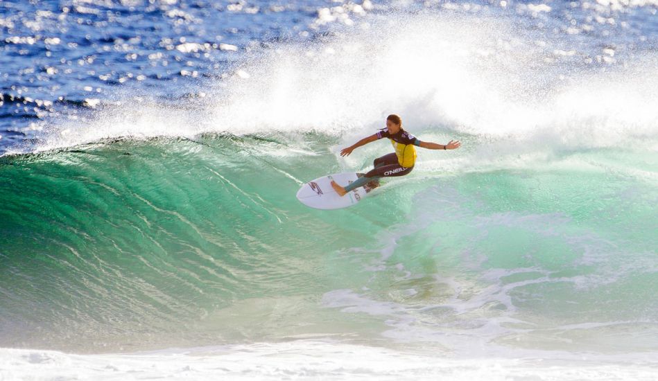 Malia Manuel paints on a beautiful canvas. Photo: <a href=\"https://www.aspworldtour.com/\">ASP/Kirstin</a>