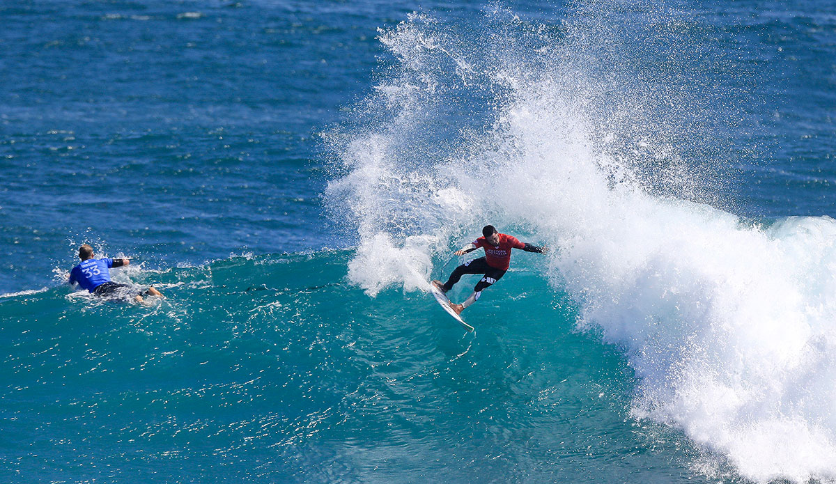 Adriano de Souza. Photo: WSL/<a href=\"https://www.instagram.com/mattydunbar/?hl=en\">Dunbar</a>