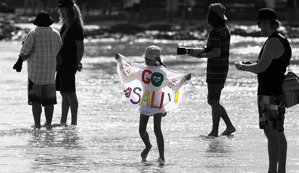 Sally Fitzgibbons\' number one fan. Photo: <a href=\"https://mattdunbar.com.au\">Matt Dunbar</a>