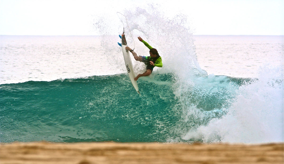 Brett Simpson, free surf on the North Shore. Photo: <a href=\"https://mhoffmanphotography.com/\"> Matt Hoffman</a>